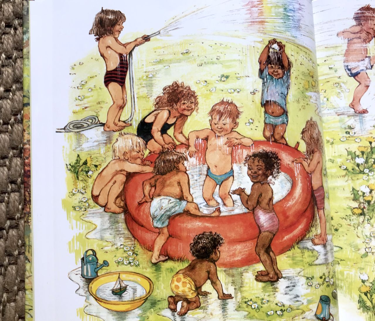 Shirley Hughes, Tutti a spasso, Pulce